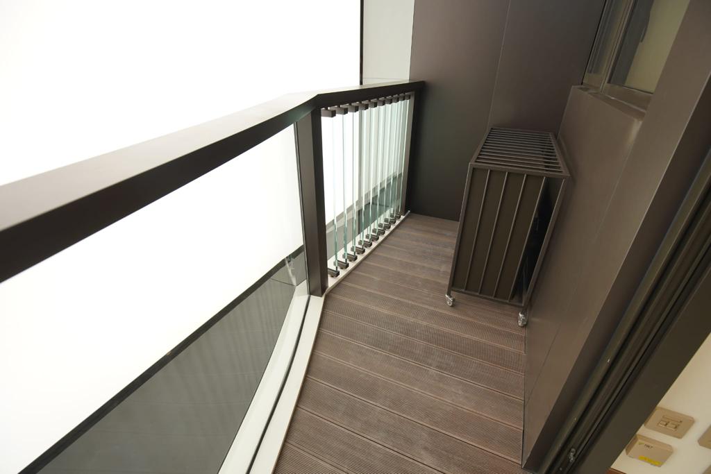 長形露台鋪設木地板增添自然氣息。
