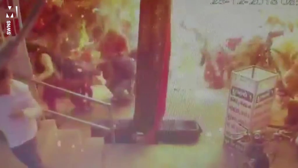 女小贩手中的气球突然发生爆炸，瞬间形成一个巨大火球。(网图)