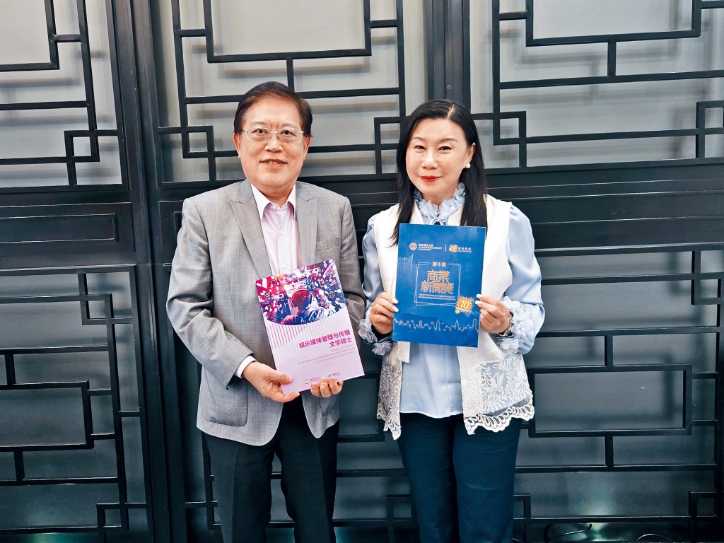 曹虹（右）指，今學年新設的「娛樂媒體管理與傳播」碩士課程，只設40個學額，因反應熱烈而增加40個學額。