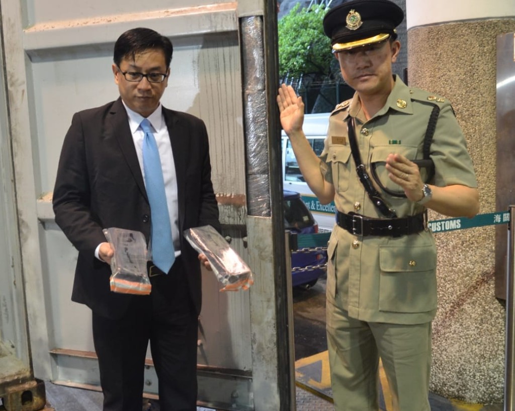 海關搗破跨國販毒集團,檢獲約26公斤可卡因及約1公斤霹靂可卡因,估計市值約3000萬港元。林思明攝