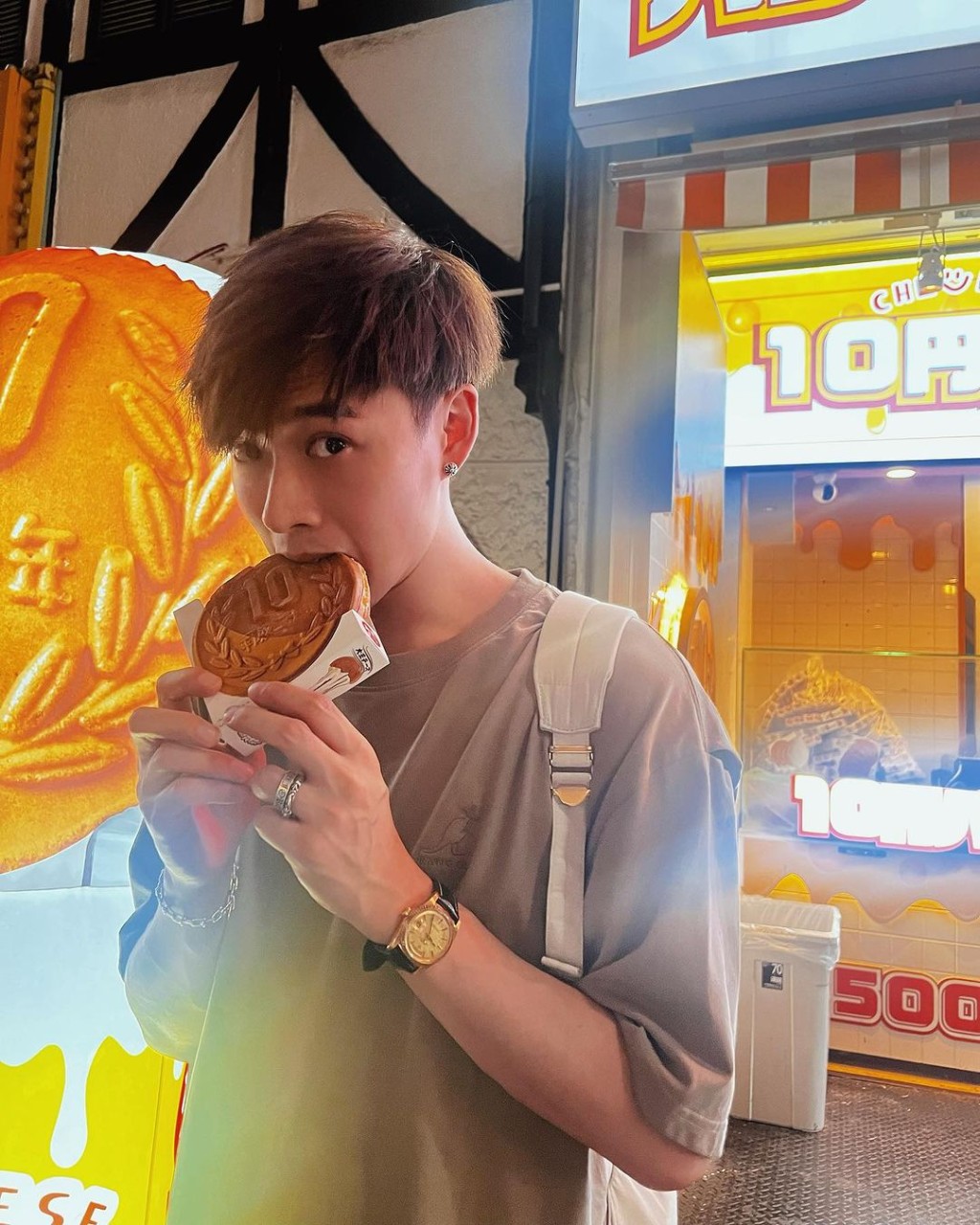 Frankie趁排練《大象》前空檔,到大阪狂食叉電。