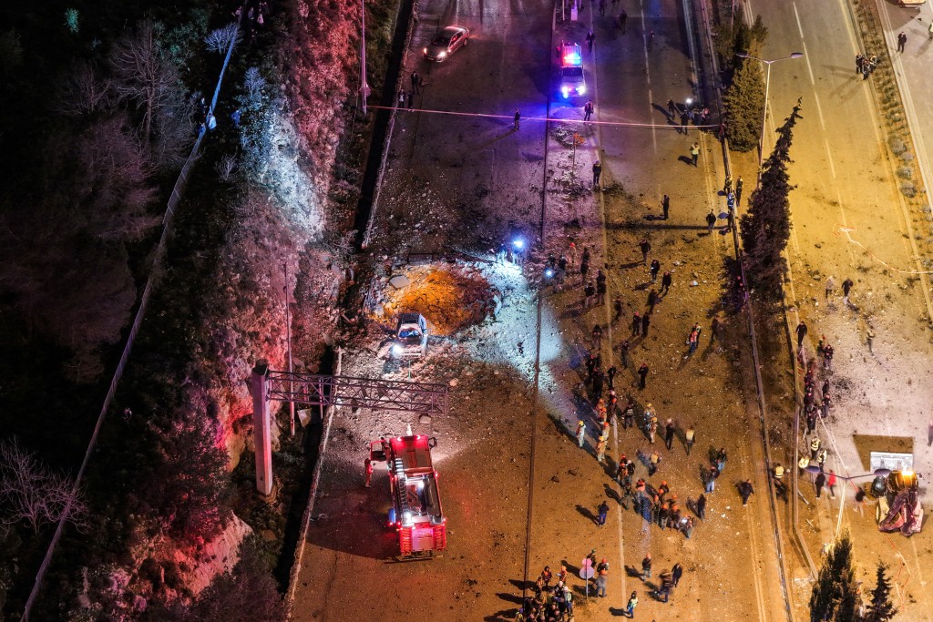 3月1日，在伊朗向耶路撒冷发射飞弹攻击道路后，以色列紧急救援人员在伊朗飞弹攻击现场进行救援工作。 路透社