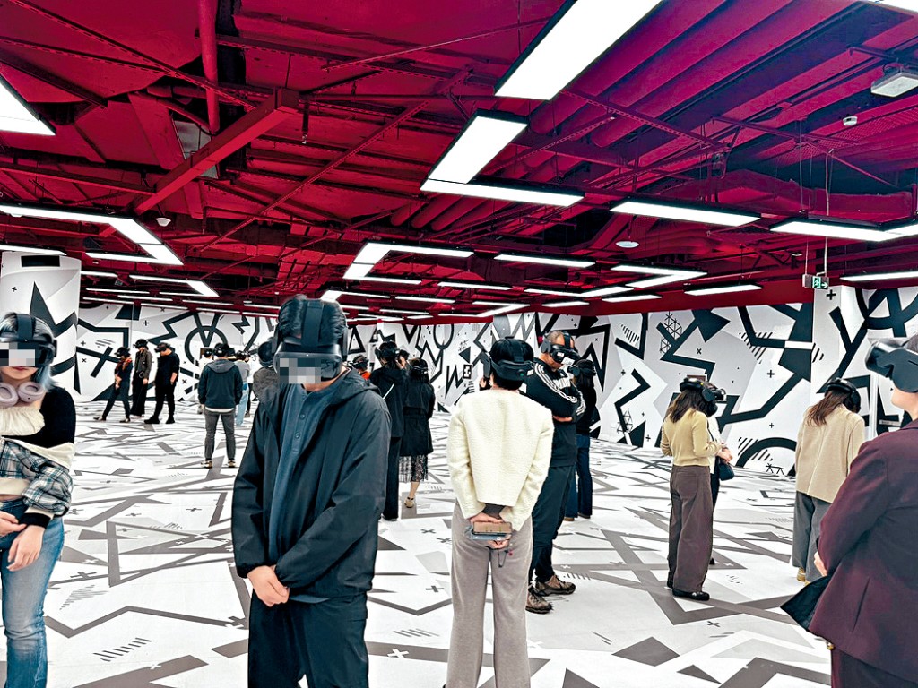 只需戴上一體式頭戴裝置，即可穿越到古埃及。