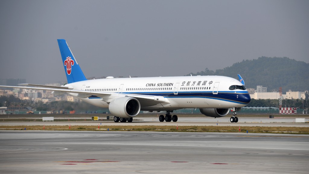 一架南方航空A350-900型客機抵達深圳寶安國際機場。 新華社