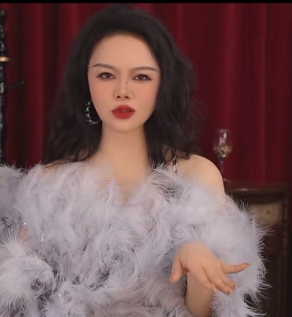 “性商教母”周媛开办的课程遭官媒批评低俗“颠覆三观” 。