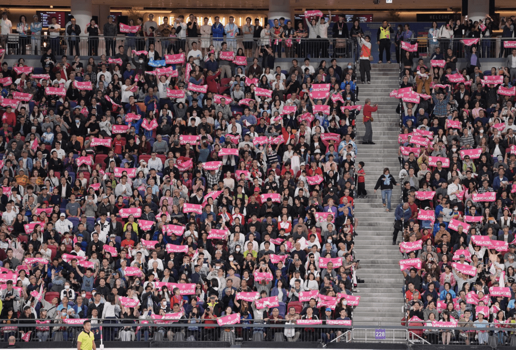 林定國與同僚一起見證了香港男子隊勇奪金牌。林定國fb
