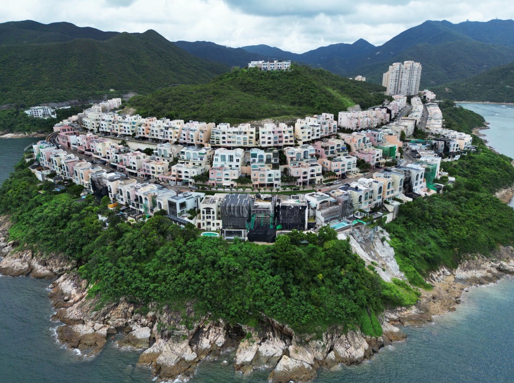 去年9月「世纪暴雨」，港岛大潭豪宅屋苑红山半岛对开发生山泥倾泻，揭发多间临海独立屋涉僭建及非法占用政府土地。叶伟豪摄