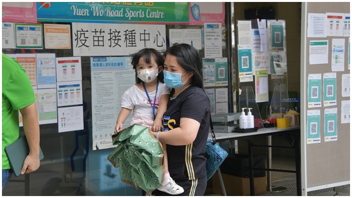 明日起，6個月至18歲以下的香港居民，於社區疫苗接種中心接種新冠疫苗時，可選擇同時即場免費接種流感疫苗。