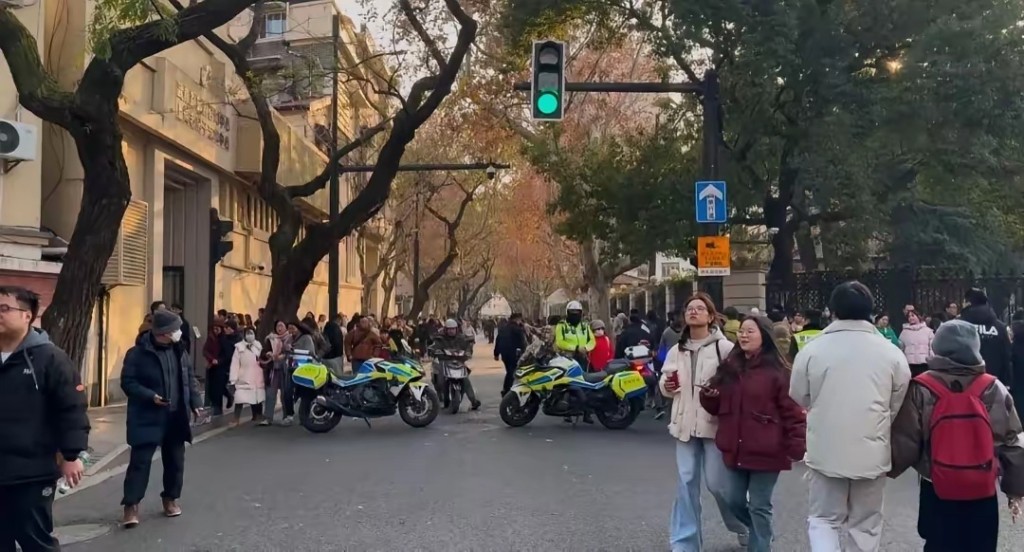 上海武康路近日出現江浙滬豪車團，交警在場維持秩序。