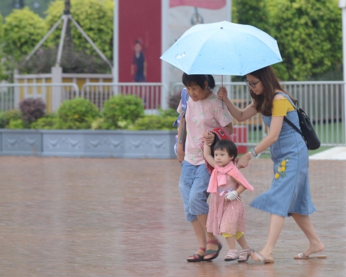 天文台預料本港地區今日大致多雲,間中有驟雨及幾陣狂風雷暴。資料圖片