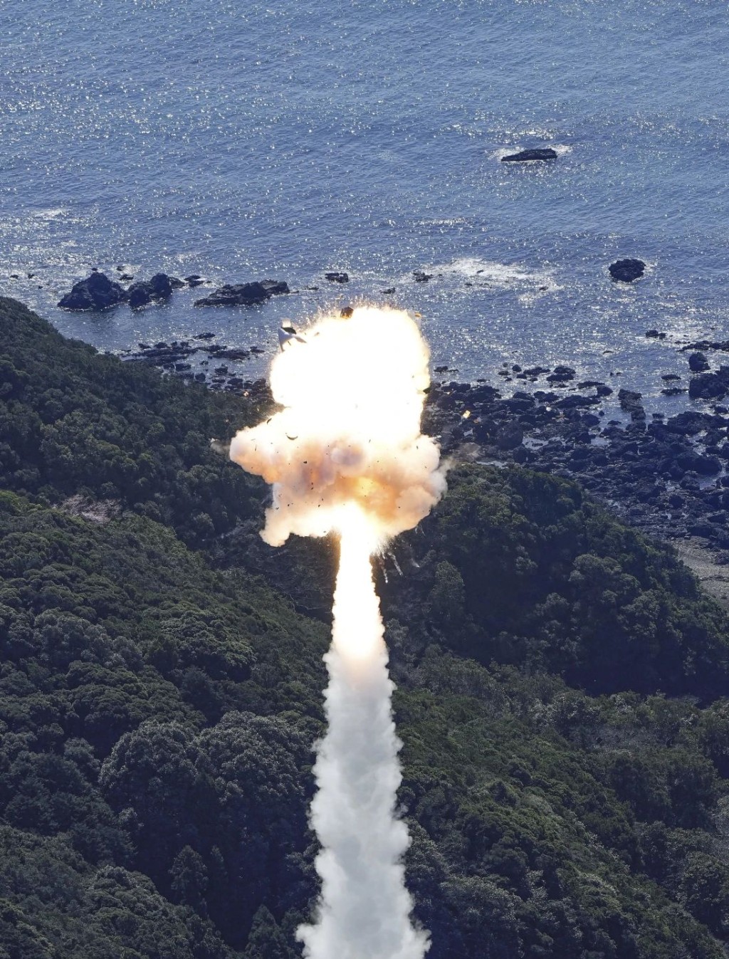 日本SpaceOne公司火箭试飞发生爆炸，冒出火光和浓烟。 AP