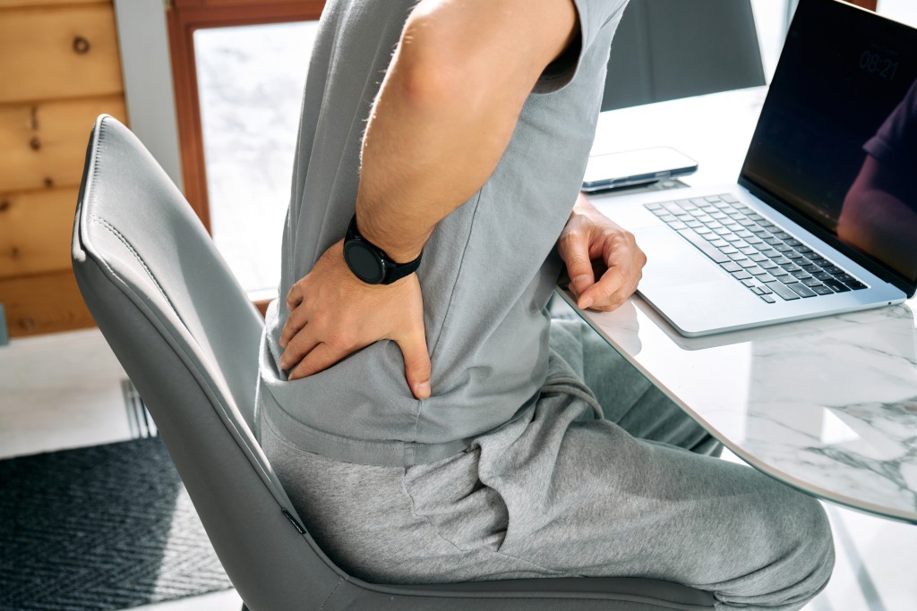 29歲文員久坐腰痛兩日驚變「無法大小便」。 iStock