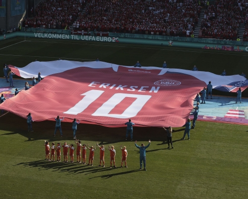工作人員開賽前展示巨型10號球衣，向仍在留醫的丹麥球星基斯甸艾歷臣打氣。AP