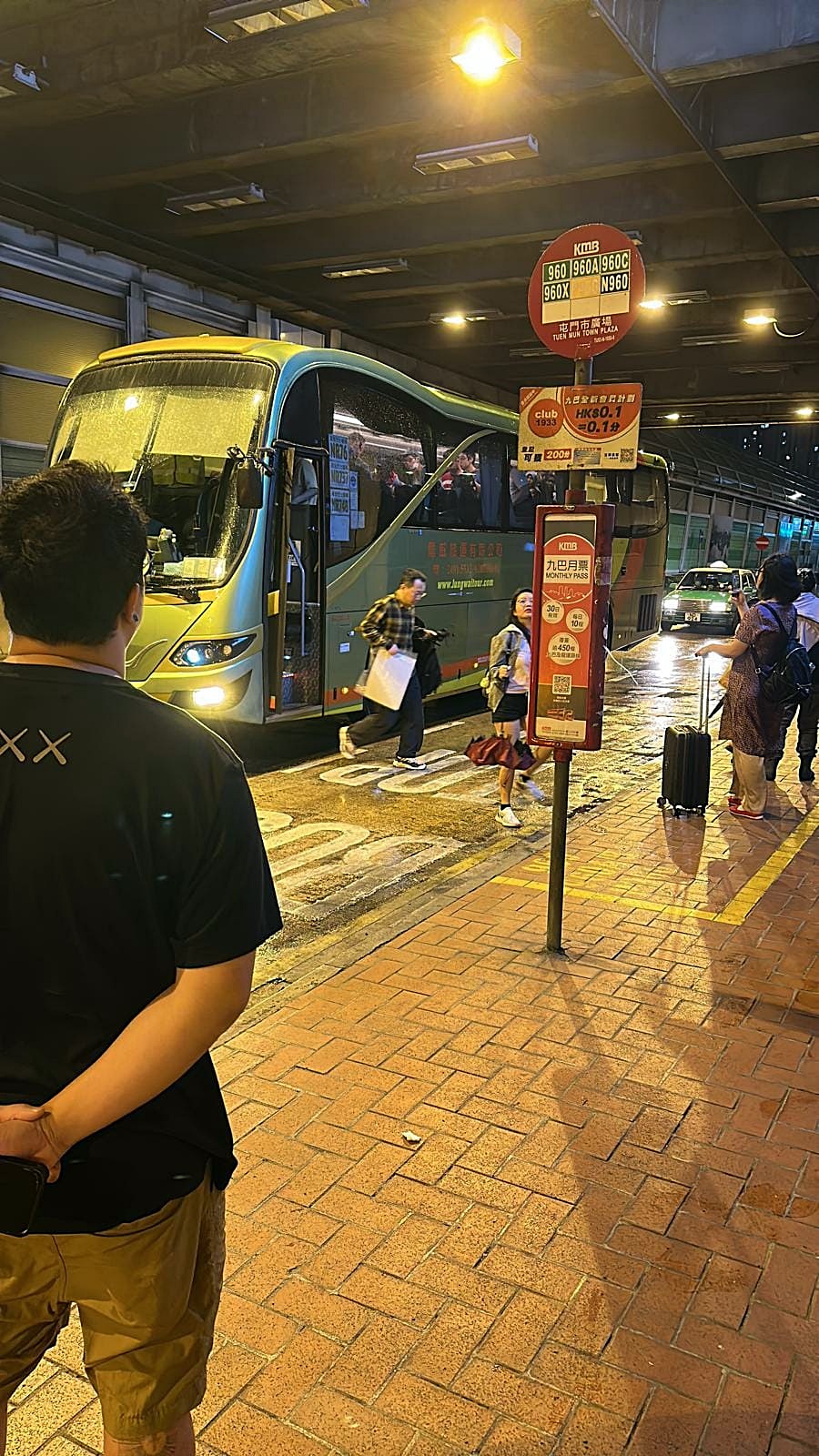 曾健威安排八部旅巴到荃灣西站接走乘客。受訪者提供