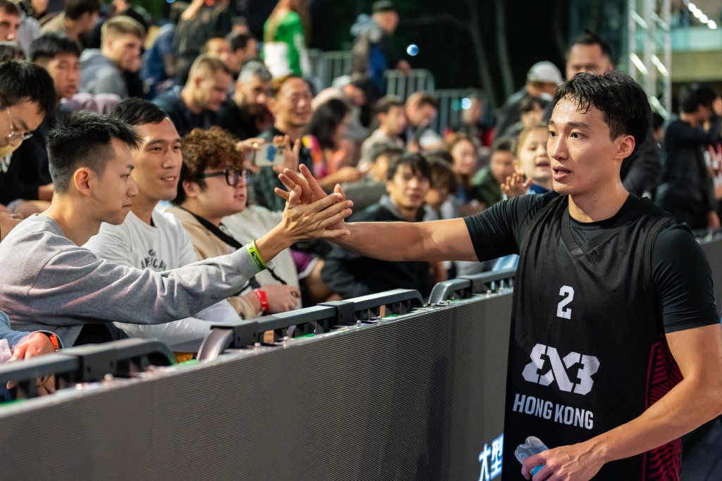 FIBA 3x3 香港年終賽，Team Hong Kong文浩俊接受球迷支持。 公關圖片