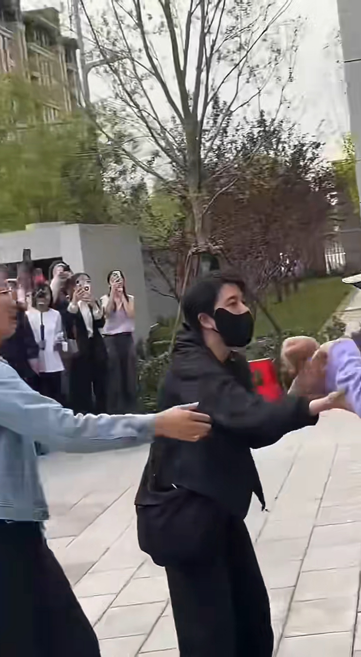 該名粉絲仍然在7人車旁擾攘。 該名粉絲仍然在7人車旁擾攘。