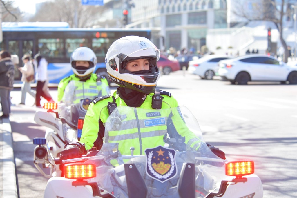 陳穎和隊友都要駕駛重型電單車。　