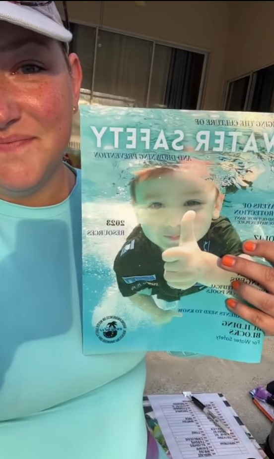 外國媽媽兼游泳教練Nikki Scarnati，於社交平台教家長們挑選泳衣顏色。（圖片來源：IG@Nikki Scarnati）