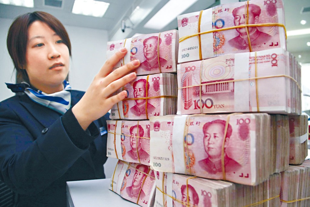 人行昨早公布下調政策利率後，離岸人民幣隨即下挫。