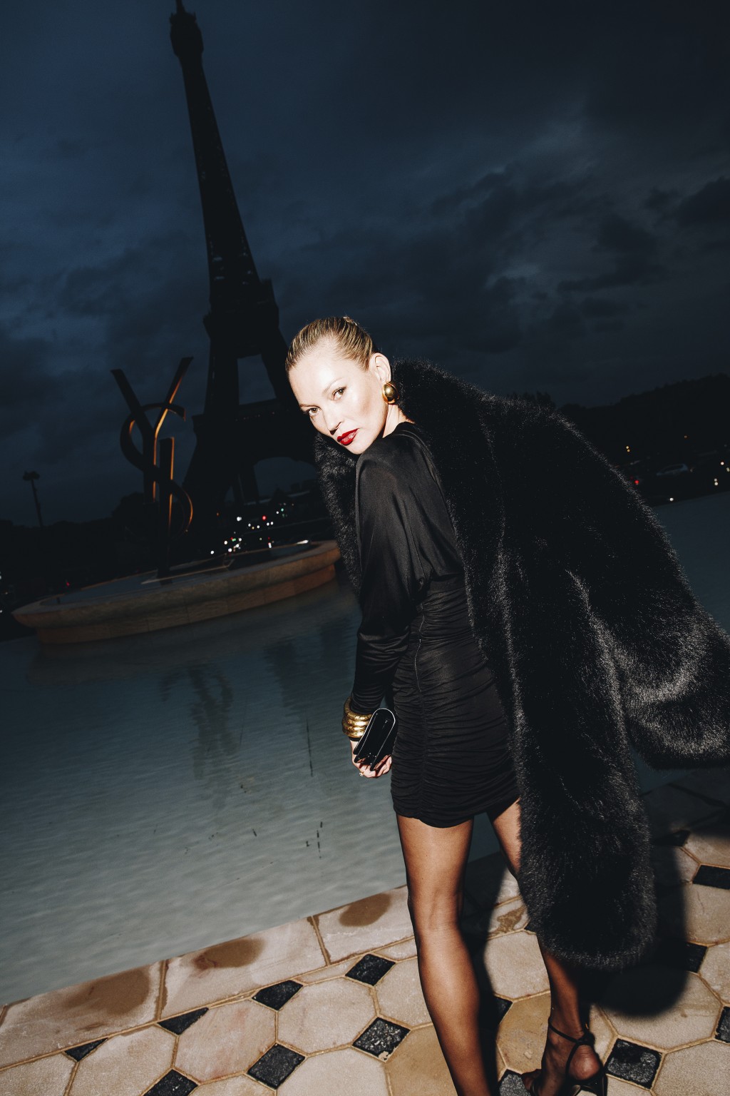 Kate Moss也是Saint Laurent时装骚的座上客，她的「战衣」同样的简洁设计为主打，超短的裙身用上褶裥的细节，配以一件黑色毛皮大衣，保暖又抢焦点，展现刚柔并重的型格。