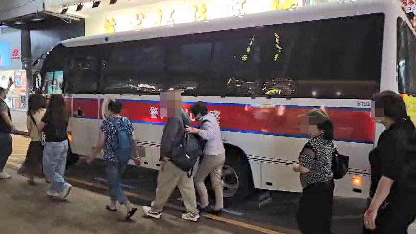 警方於旺角建興大廈拘捕多人。