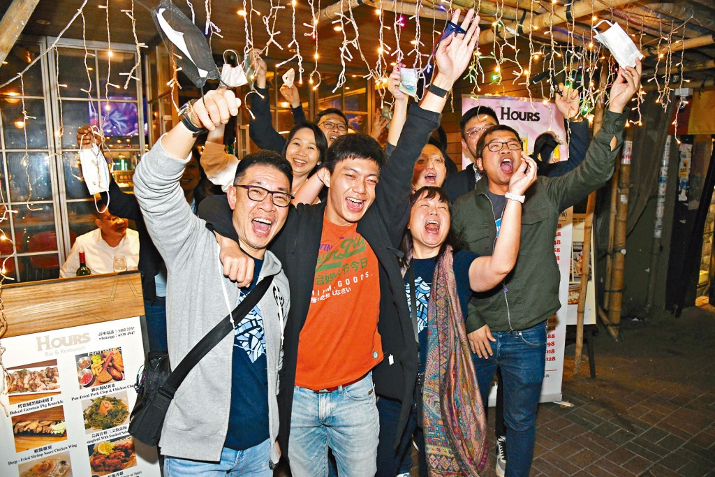市民相約好友在酒吧倒數除罩合照。