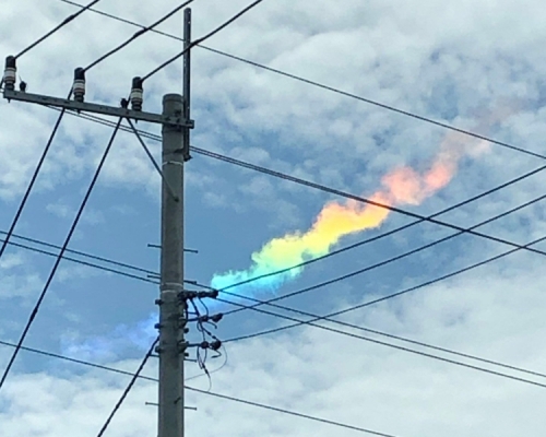 日本关东地区天空出现「七色彩云」，成网给热话。(网图)