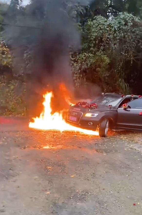 婚车被火苗追上，全车被焚毁。影片截图