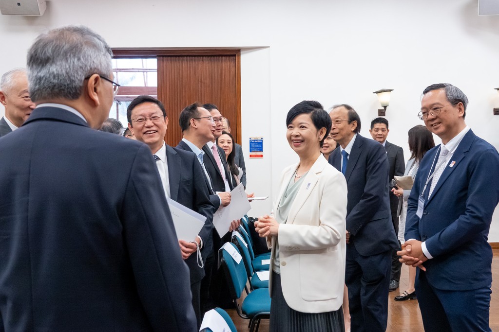 房屋局與香港大學簽署合作備忘錄，就推動公營房屋發展的創新科技研究及應用加強合作。何永賢 Facebook 圖片