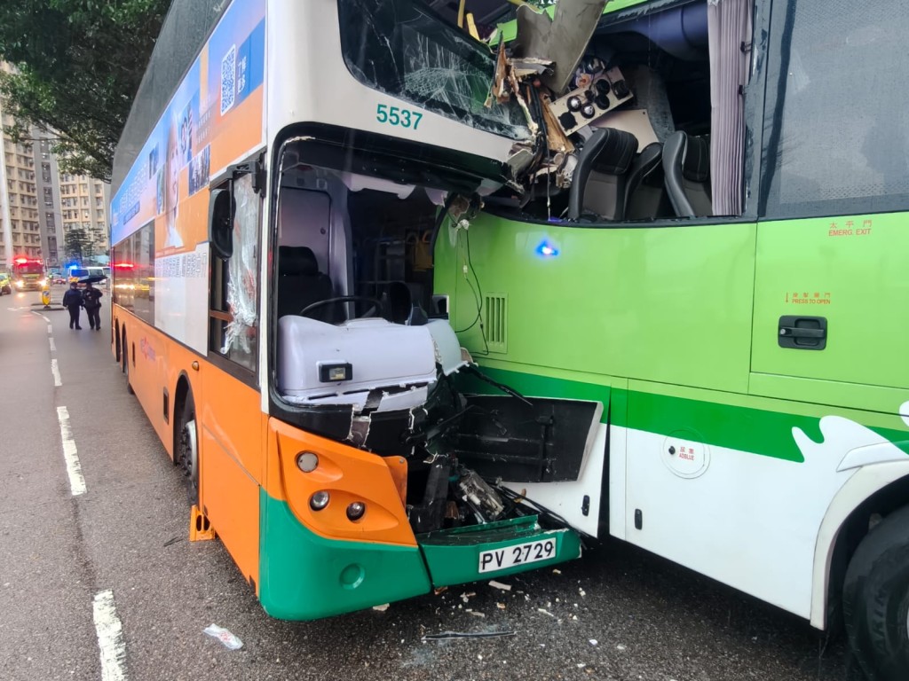 城巴車頭嚴重損毀。 城巴車頭嚴重損毀。