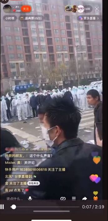 大批郑州富士康员工与警方对峙。