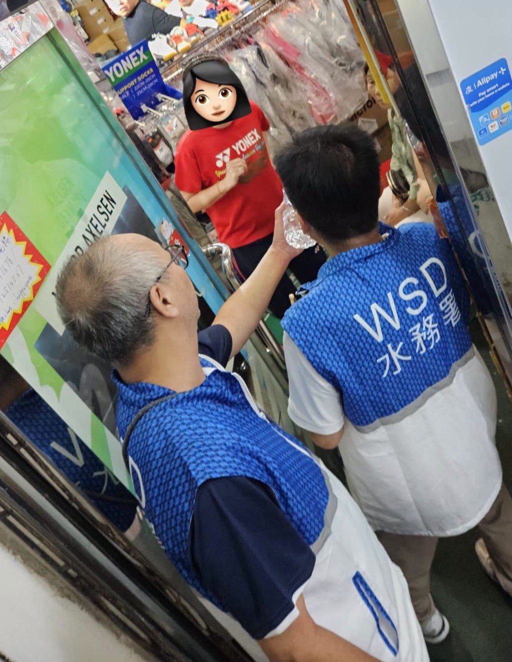 水務署派出「供水特攻隊」，主動協助有需要的市民及商戶。FB：滴惜仔