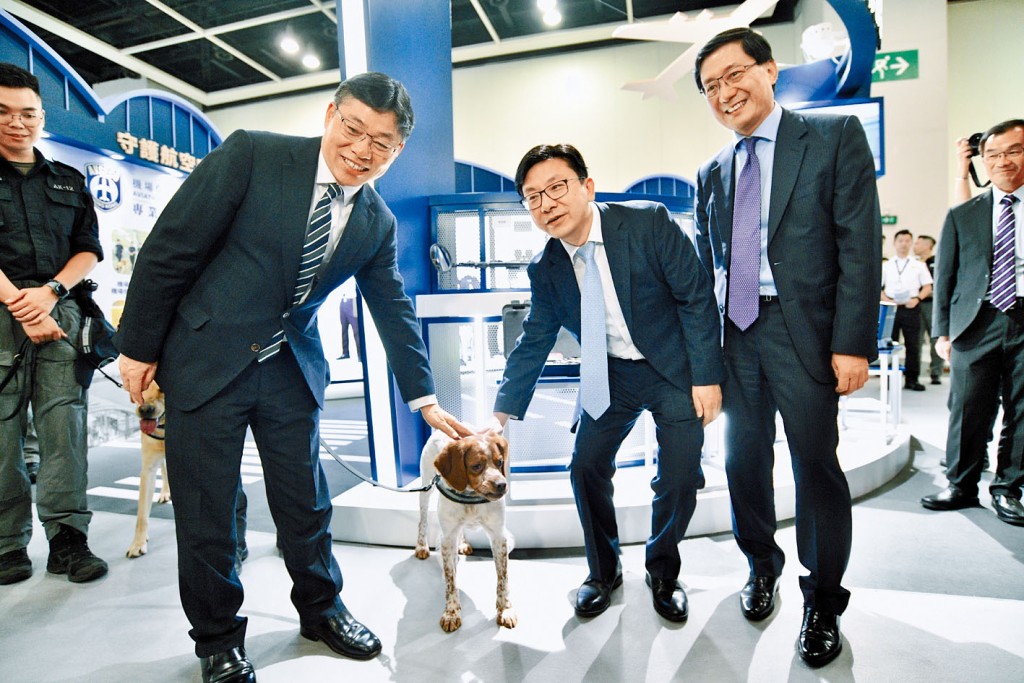 香港國際機場職業博覽會開幕，運輸及物流局局長林世雄（左）、勞工及福利局局長孫玉菡（中）及機管局行政總裁林天福出席啟動儀式。