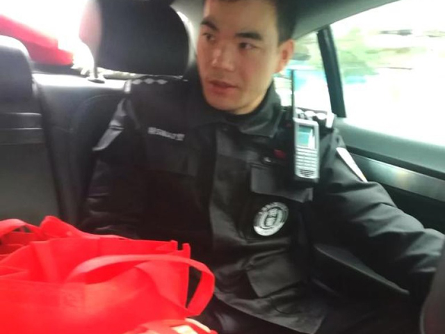 特警在車上看管著幾袋「環保袋」。 網圖