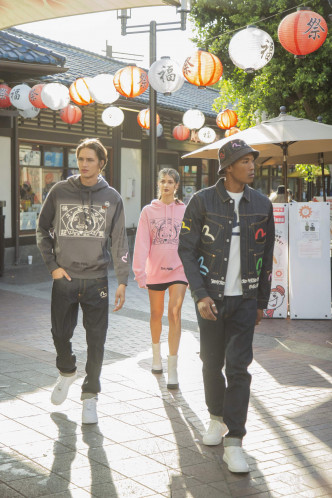 EVISU 30周年限定系列延續品牌獨有的經典多口袋元素,以玩味性手法瘋狂拼貼經典圖案如彩色海鷗、福神及釣魚翁等,流露時尚玩味