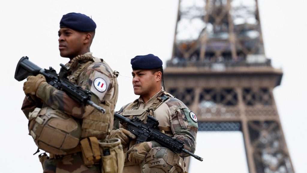 法国特种部队军人在巴黎铁塔下巡逻。　路透社