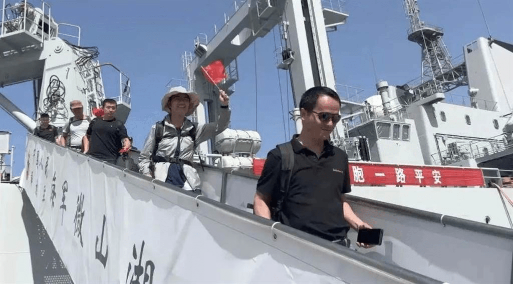 軍艦搭載470多名第二批撤離人員抵達吉達港。