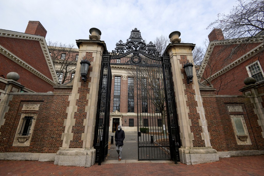 哈佛大學成為美國最新一所恢復要求提交標準化考試成績的名校。路透社