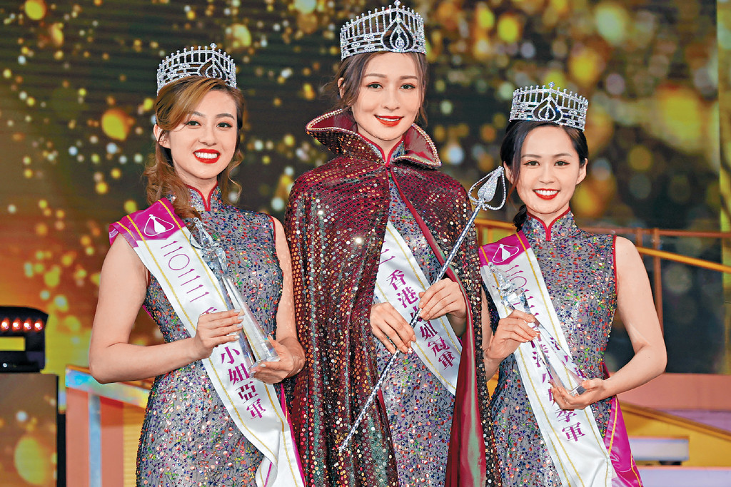 ■星二代林鈺洧（中）奪得港姐桂冠，與亞軍許子萱（左）、季軍梁超怡（右）開心合照。
