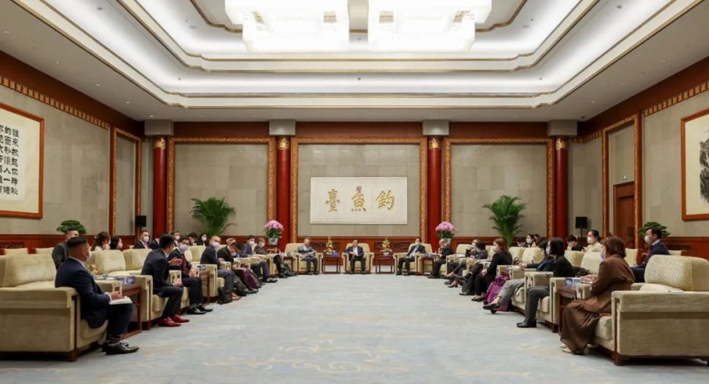 夏寶龍周四與民主思路的學生交流團團員會面。港澳辦網站圖片