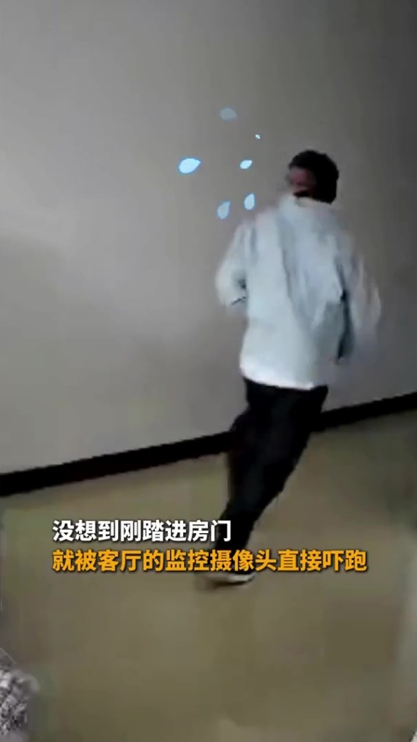 笨贼戴彭于晏头套爆窃,入大厅见CCTV秒吓逃。 笨贼戴彭于晏头套爆窃,入大厅见CCTV秒吓逃。