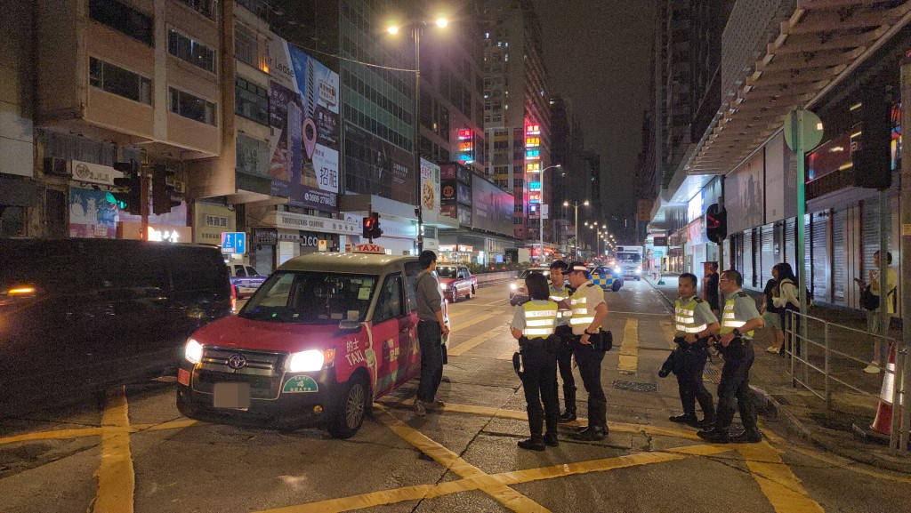 旺角男途人捱的士撞 頭部受傷半昏迷送院。黎志偉攝