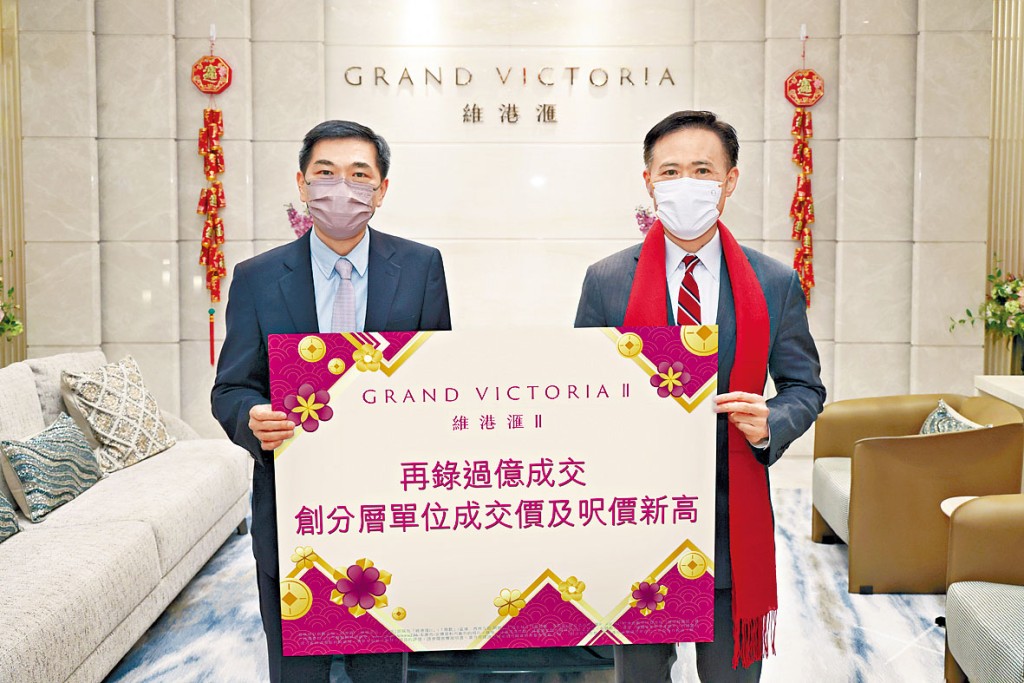 西九龍維港滙II造價5539.2萬，呎價36063元，同創項目分層成交價及呎價新高。(左)為會德豐地產黃光耀、旁為信和田兆源。