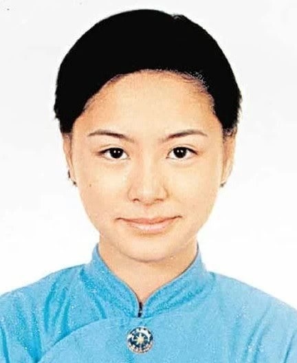網上有不少阿嬌中學時期的照片,可見她樣子清純、五官標緻,美貌絕對是校花級數。 網上有不少阿嬌中學時期的照片,可見她樣子清純、五官標緻,美貌絕對是校花級數。
