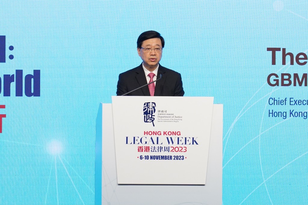 行政长官李家超今早致辞时表示，普通法框架下，香港法制可以保障商业活动、香港的繁荣稳定。叶伟豪摄