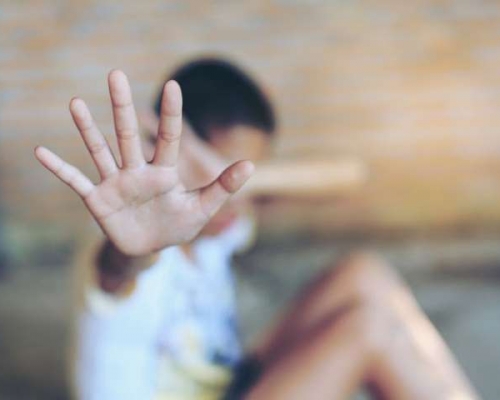 被告今於高等法院承認兩項與16歲以下男子作出同性肛交罪及一項發布兒童色情物品罪。 示意圖