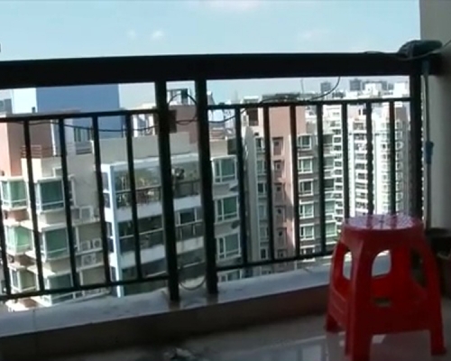 2歲獨留在家女童窗台站凳上,18樓墮亡。(網圖)