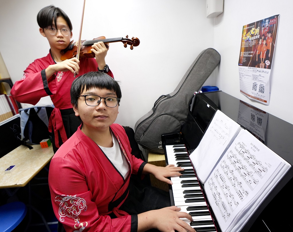 15歲的周芷俊(左)及13歲的楊齊(右)擁有拉二胡及彈鋼琴的音樂天份,各有拿手的樂器在音樂會中演奏。(主辦單位提供圖片) 15歲的周芷俊(左)及13歲的楊齊(右)擁有拉二胡及彈鋼琴的音樂天份,各有拿手的樂器在音樂會中演奏。(主辦單位提供圖片)