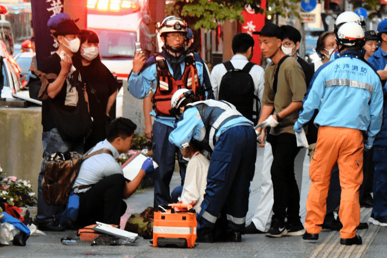 茨城縣水戶市有狂徒當街用刀斬人，造成6人受傷，警員到場施救。@XiongmuC73878/X