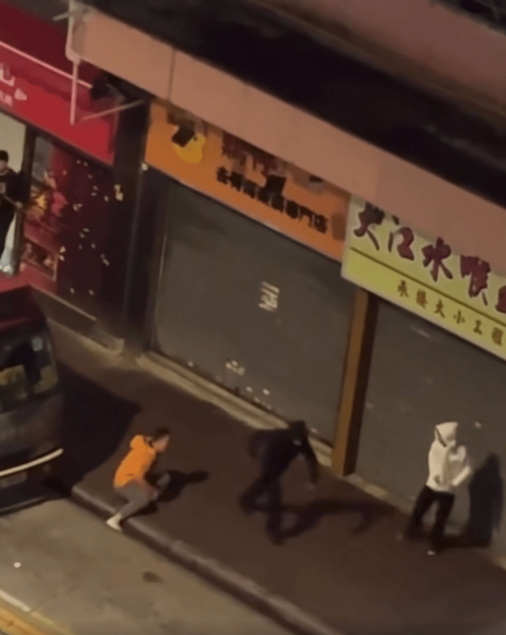 糾纏逾一分鐘後,有見義勇為的途人上前查看情況,黑白兩人見勢不妙,立即往青山道方向逃走。fb「車cam L(香港群組)」 糾纏逾一分鐘後,有見義勇為的途人上前查看情況,黑白兩人見勢不妙,立即往青山道方向逃走。fb「車cam L(香港群組)」